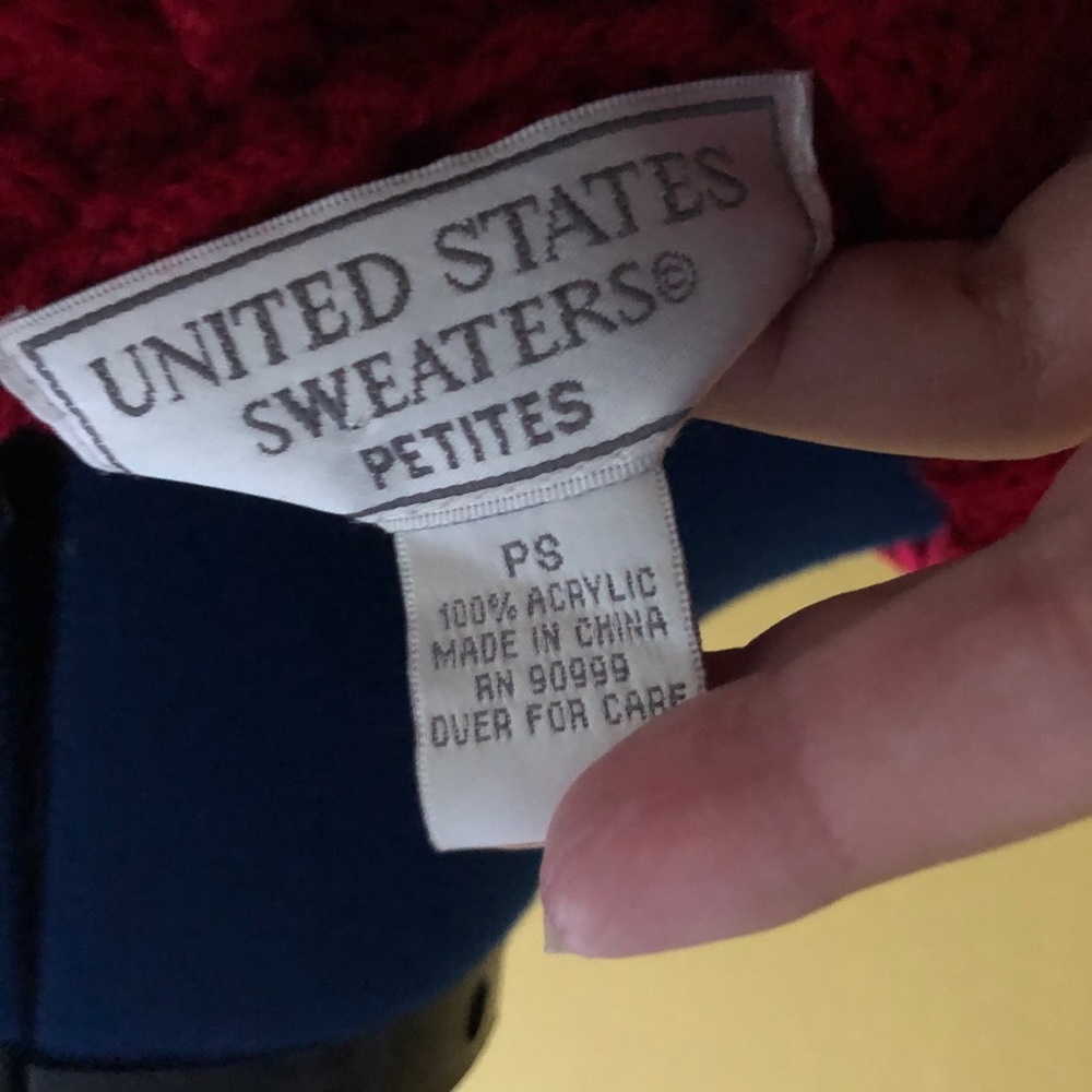 Red sweater - Picture 3 of 3
